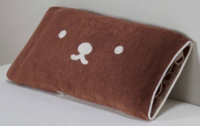 「のびのびタオルピローケース ミッフィー＆ボリス柄」価格：2,090円、サイズ：約64×34cm、カラー：ブラウン