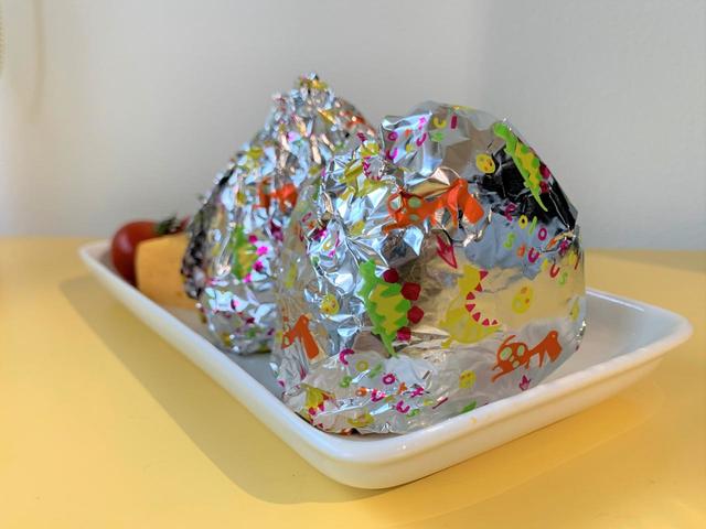 「アルミホイル　カラフルザウルス」おにぎりに巻いてみました