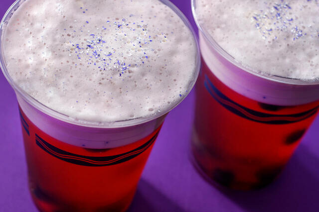 ビアカクテル（巨峰＆ブルーベリー） 780円｜東京ディズニーシー「バーナクル・ビルズ」｜東京ディズニーリゾート「ディズニー・ハロウィーン」スペシャルメニュー