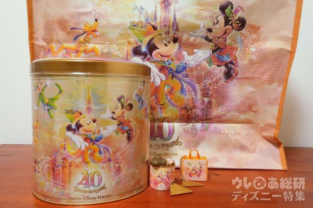 ショッピングバッグとチョコレートクランチとカプセルトイ