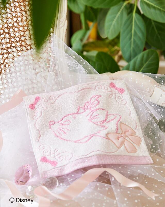 タオルハンカチ ¥1,320|ジルスチュアート「ディズニー マリー」