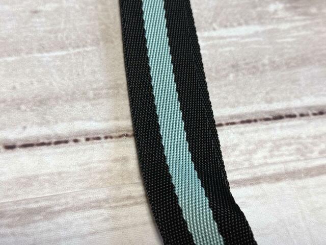 持ち手はブラックとミントグリーンのストライプ