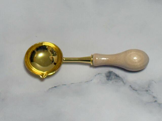 ワックスを入れて溶かす際に使用するスプーン。ゴールド×木製で高級感たっぷり！