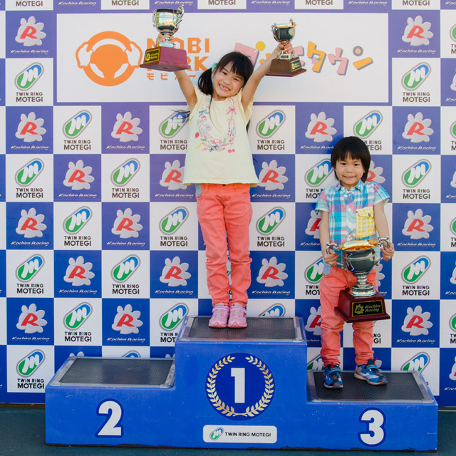 表彰台の撮影スポット! トロフィーを持って、自由に撮影できる