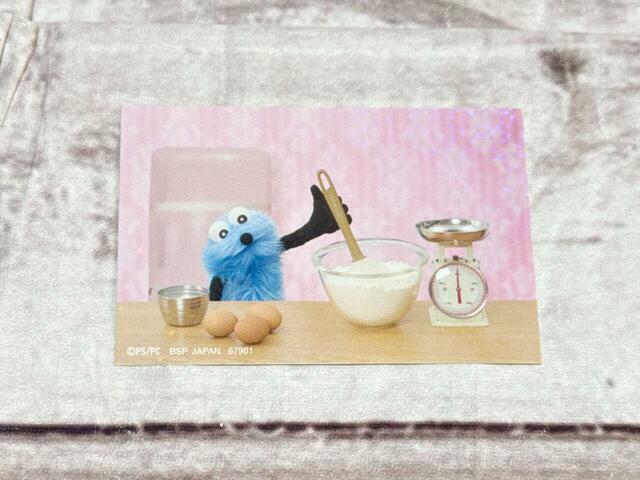 ピンクの背景がかわいくて目を惹いた一枚。大好きなパンを作っているのかな？