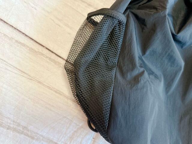 両サイドにメッシュポケットが1つずつついています