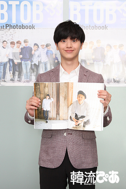 BTOBソンジェ＠初フォトブック発売記念サイン会　お気に入りのページを開いてパチリ！　なんだけど…よく見ると、そこソンジェのページじゃないよ!!　イルフンのショットがお気に入り（笑）らしくメンバーも大爆笑でした。