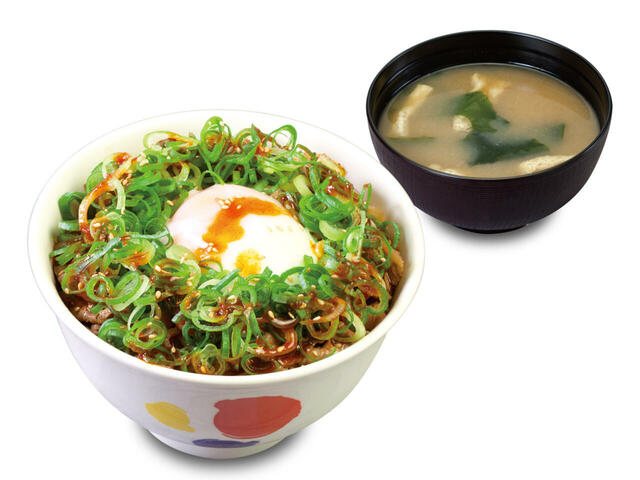 【松屋の人気メニューランキング 3位】「ネギたっぷり旨辛ネギたま牛めし」並盛 660円（税込）