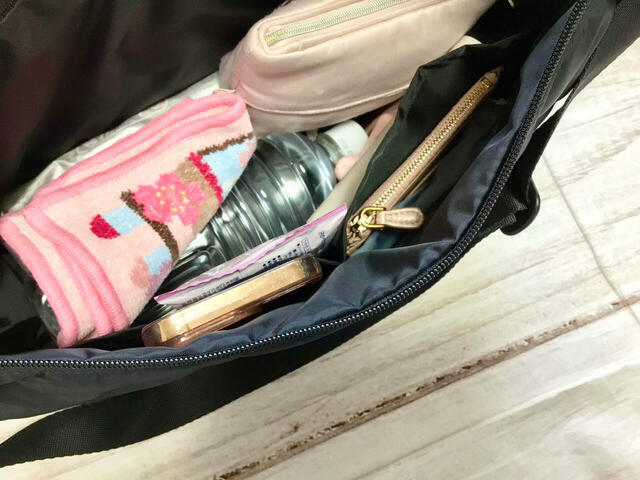 スマホやフラグメントケースなどはポケットに入れるのがおすすめ