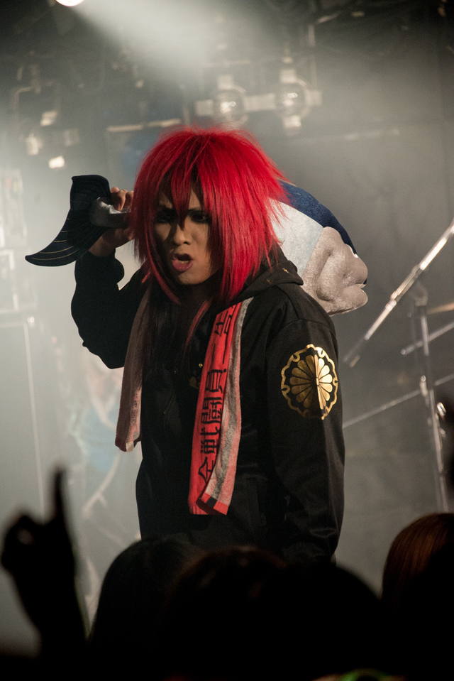 マグロを抱えて乱入してきたえんそく・ぶう