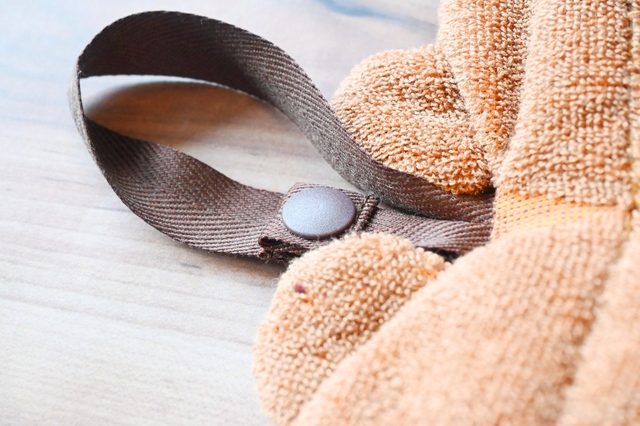 【ファミリーマート『あつまれ どうぶつの森』キャンペーン】「タオルインポーチ」2,290円／ポーチについているループは、引っかけやすいようにスナップボタンつき