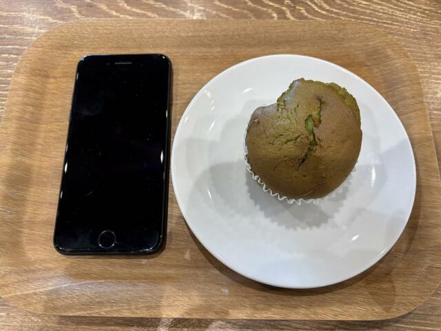 【カインズ　グッドモーニングセット】大きすぎずちょうど良いサイズのマフィンでふわふわだから子どもも大人も大好きな味です（iphone 7比較）