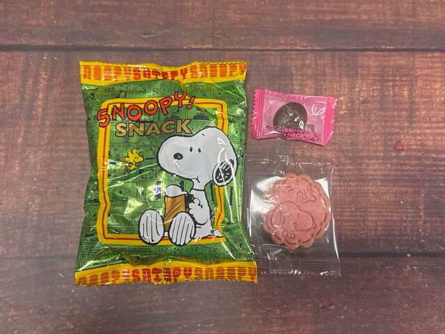 スナック菓子とクッキー、チョコが入っています