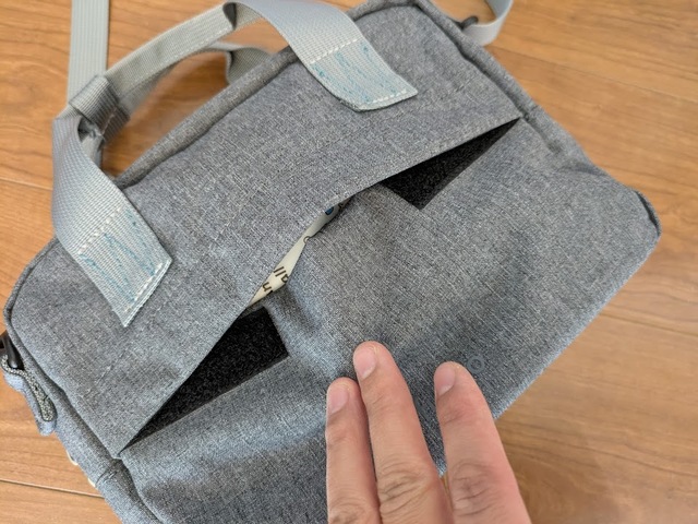 【ワークマン×フルクロ　折り畳める2WAY撥水ミニボストンバッグ】サイズは縦17×横23×幅11cm、約4Lとコンパクトな印象ですが…⇒