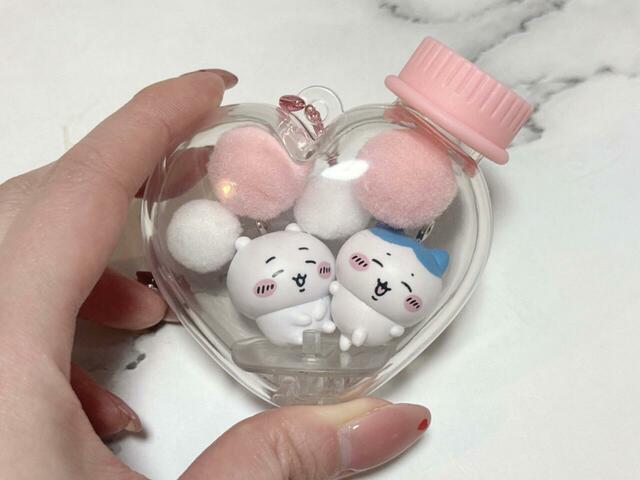 「ちいかわ マスコットつきビスケット」のマスコットは2個収納可能