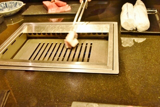 牛脂をササッと網に塗ります