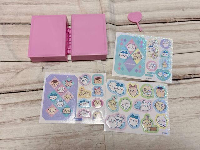 ブックケース、カギ、シールが登場！ブックケースとカギは自分でシールを貼って完成させます