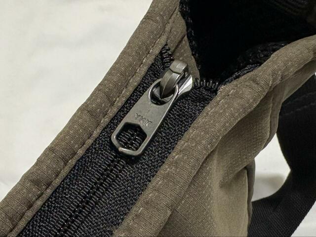 【ワークマン　リュックに変身ショルダーバッグ】ファスナーはすべてYKK製。開閉もとてもスムーズです