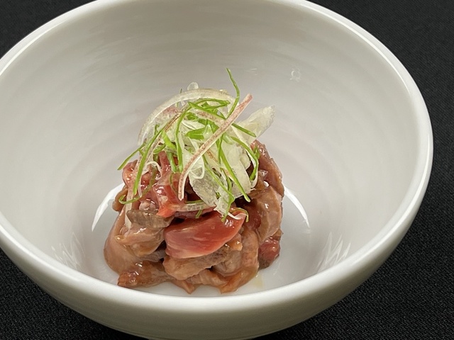 和牛タン元と赤身肉のタルタル仕立て すだちの香り