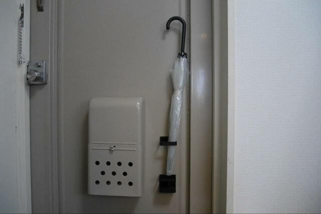 【ダイソー 傘立て（マグネットタイプ）】長傘から折り畳み傘まで収納可能