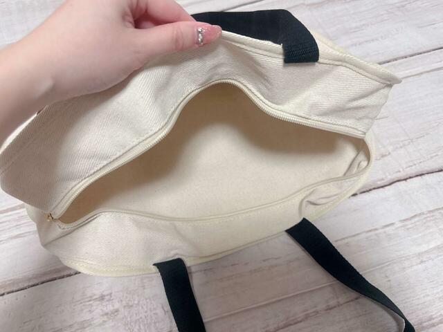 内側はポケットなどがないシンプルな作り。2月号の付録のポーチが活躍しそう！