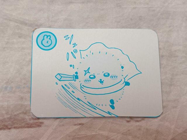 【ちいかわ キラだッッ ホログラムカードメーカー】ハチワレの裏面はラッコ。師弟関係のふたりが表裏になっているなんて胸熱！