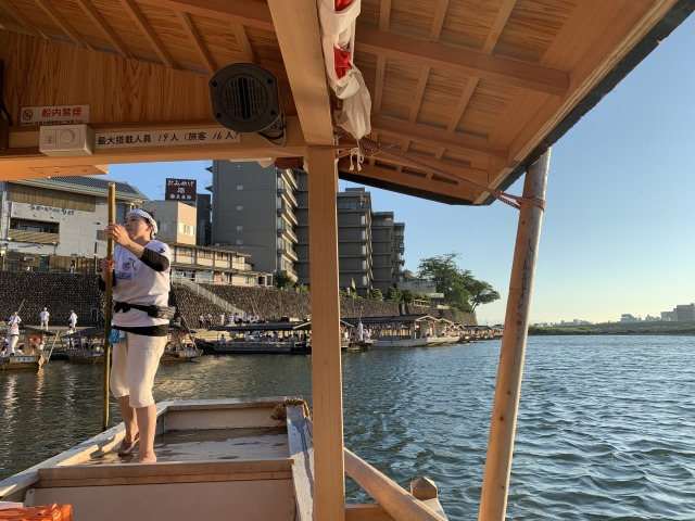 鵜飼が始まるまでは優雅にお弁当を味わいながら夕暮れの長良川を遊覧