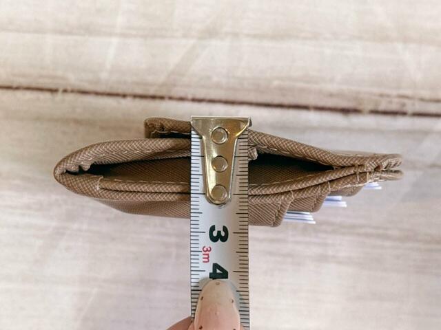 コイン16枚、紙幣7枚、カード12枚を入れても厚みは約2cm！