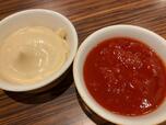びくドンのポテトといえば欠かせないのが、2種類のソース。左のオリジナルマヨネーズタイプと右のトマトソース。