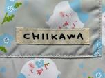 ファスナーポケットには「CHIIKAWA」のロゴタグ付き