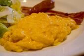 【デニーズ セレクトモーニング】ツヤツヤ&ふわっとした見た目が美味しそうなスクランブルエッグ