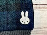右手にあしらわれたミッフィーの刺繍が大人かわいいポイント！