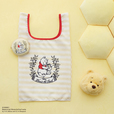 ポーチ付きショッピングバッグM ¥2,750、ぬいぐるみポーチ ¥3,080|Afternoon Tea LIVING「くまのプーさん」グッズ