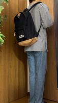 【OUTDOOR PRODUCTS クラシックデイパック】スウェードの切り替えがありつつもベーシックなデザインなので、カジュアルな柄物と合わせても浮きません