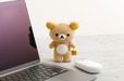 【リラックマ新商品】立てるリラックマミニぬいぐるみはデスクの上などに立たせてもかわいい