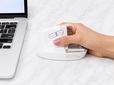 【サンワダイレクト 推し活マウス】上の方を握ると、手が小さくてもマウスの左右面全てのボタンに指が届きました!