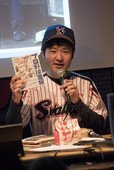 『プロ野球画報』イベント／「プロ野球画報、買ってもください！」と猛アピールのながさわ