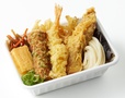 人気の天ぷら4種と定番おかずのうどん弁当