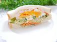 ゆで卵もたっぷり挟まれています／海老・Wたまご＆ブロッコリーのオーロラソースサンド　475円税込
