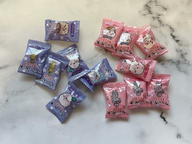 ピーチミルク味とブルーベリーミルク味のキャンディが12個入っています