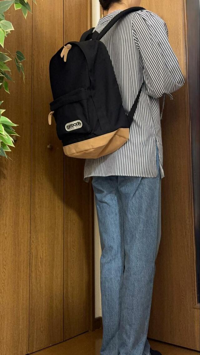 【OUTDOOR PRODUCTS クラシックデイパック】スウェードの切り替えがありつつもベーシックなデザインなので、カジュアルな柄物と合わせても浮きません
