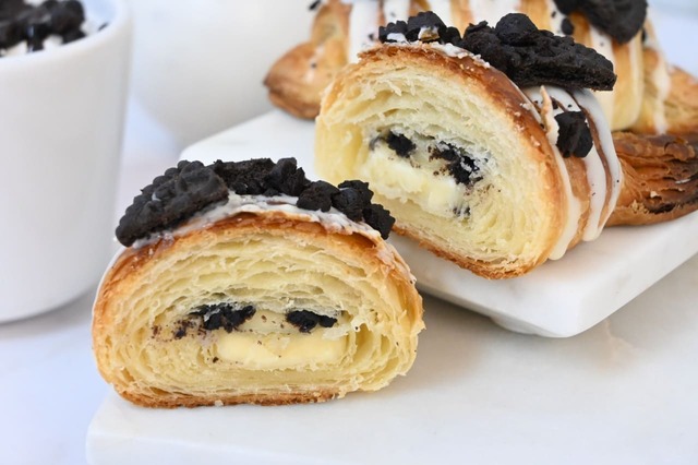 【サンマルクカフェ】「プレミアムチョコクロ クッキー&クリーム」断面。とろっとクリームがとろけだします