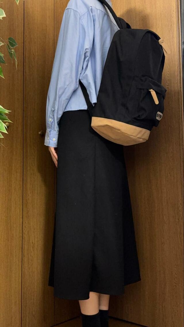 【OUTDOOR PRODUCTS クラシックデイパック】かっちり目の通勤コーデにも馴染みます。スウェードがポイントになりますね!