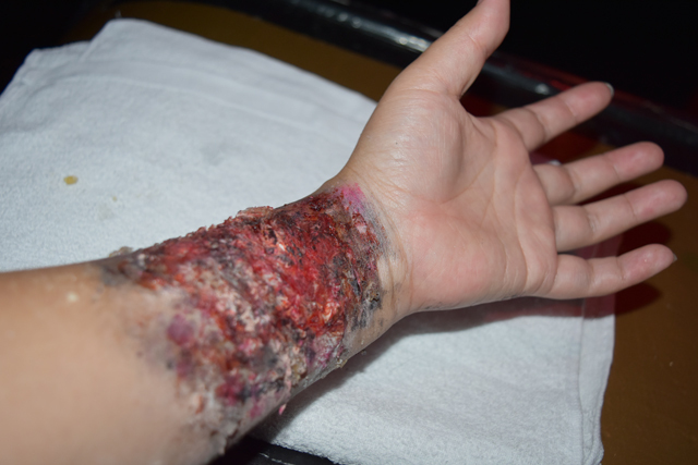 超絶叫! 六本木『怪談BARスリラーナイト』傷メイクできあがり！