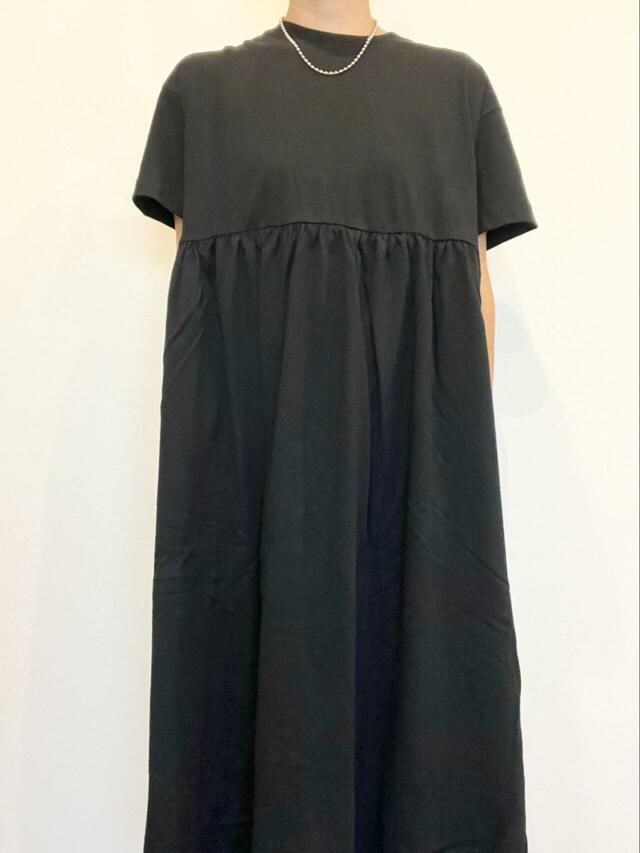 【FREAK'S STORE ウエスト ギャザー 切り替え ワンピース】ふんわり広がるAラインシルエットながら、ウエストまわりを自然に引き締めてくれるデザインです