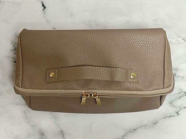 【オトナミューズ 4月号 付録:小田切ヒロさん監修「レザー調コスメポーチ」】上部には持ち手付き!持ち運びも楽々ですね