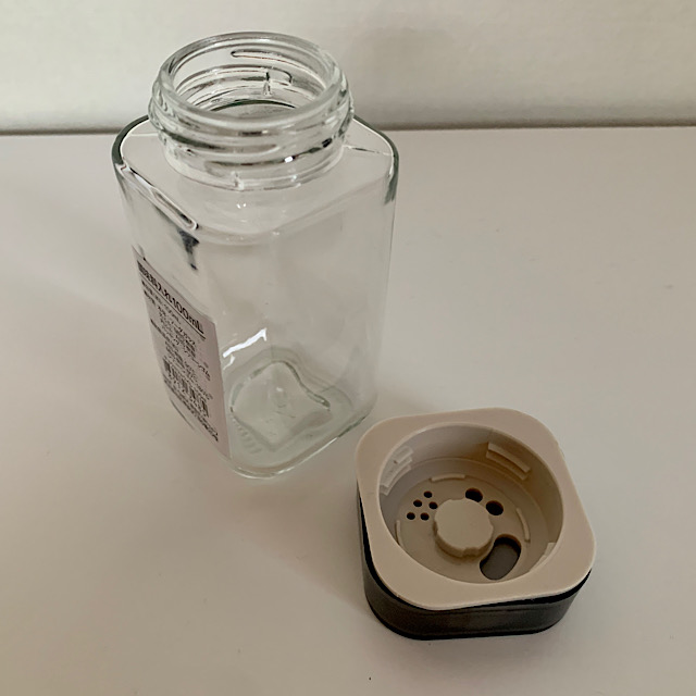 【ニトリ　調味料入れ(100ml)】ふたのグレーの部分と穴の部分は一体で取り外しはできません