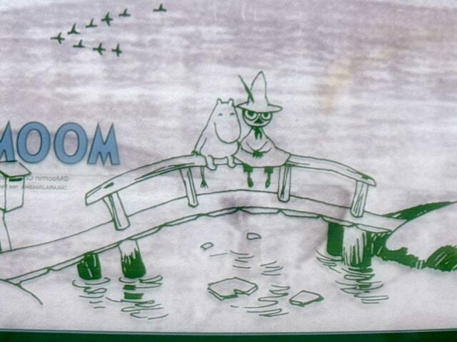 ムーミンとスナフキンが寄り添っているイラストプリント入り。癒されます♪