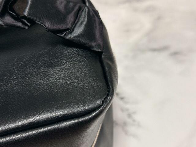 素材はPVC。高級感のあるリッチなレザー調の生地です。【ANNA SUI 大容量バニティポーチ】