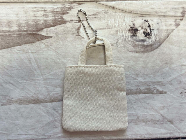 バックは装飾がないシンプルなデザイン